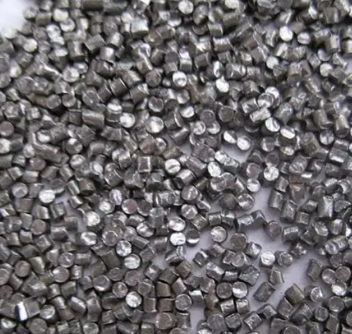 騰博機(jī)械磨料——鋼絲切丸-磨料簡介 騰博鋼絲切丸根據(jù)使用的鋼絲不同分為高碳鋼絲切丸和低碳鋼絲切丸。切成的鋼絲丸未經(jīng)鈍化處理，呈現(xiàn)···