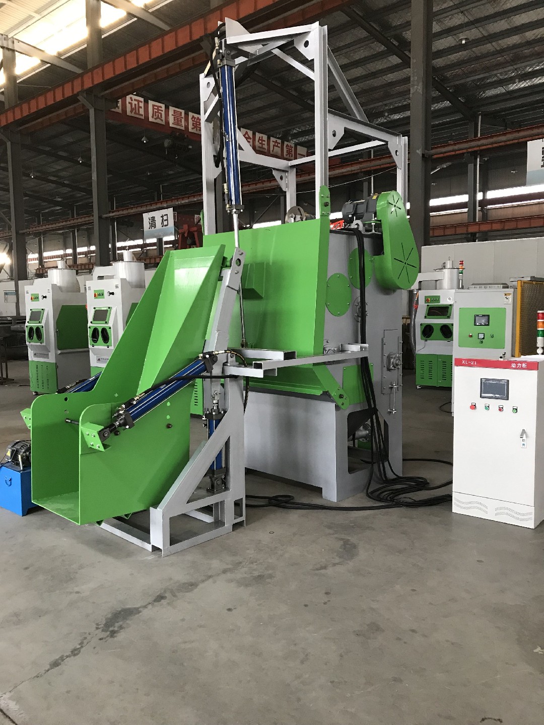 TB-SF300KG-6A自動(dòng)上下料履帶式自動(dòng)噴砂機(jī)，履帶液體自動(dòng)噴砂機(jī)，自動(dòng)液體噴砂機(jī)-此設(shè)備是針對(duì)（小零件類）工件而設(shè)計(jì)制作的專用噴砂機(jī)設(shè)備。原理是以壓縮空氣作為加速動(dòng)力，通過輸送氣管進(jìn)···