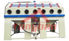 （非標型）手動液體噴砂機-噴砂設備特點： 騰博系列（非標型）手動液體噴砂機采用砂水混合磨料，使得加工工件表面更加細膩，同時減小了···